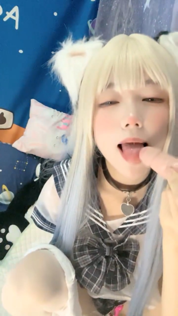 二次元卡哇伊萌妹！JK装甜美呆萌！玩转盘，脱下白丝看穴，塞着跳蛋美臀扭动，假屌骑乘位抽插